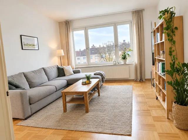 Dasselbe Wohnzimmer hell und farbecht, mit KI aufgewertet