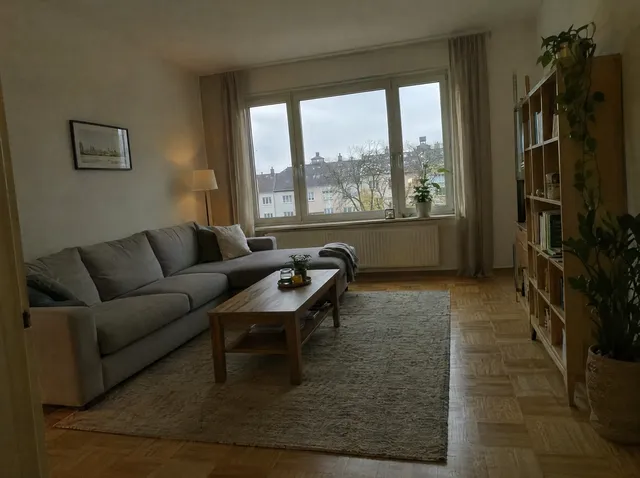 Wohnzimmer als flaues Handyfoto, dunkel und gelbstichig